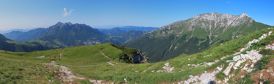 Salendo sul sent. 221 dall'Alpe Arera al Rif. Capanna 2000